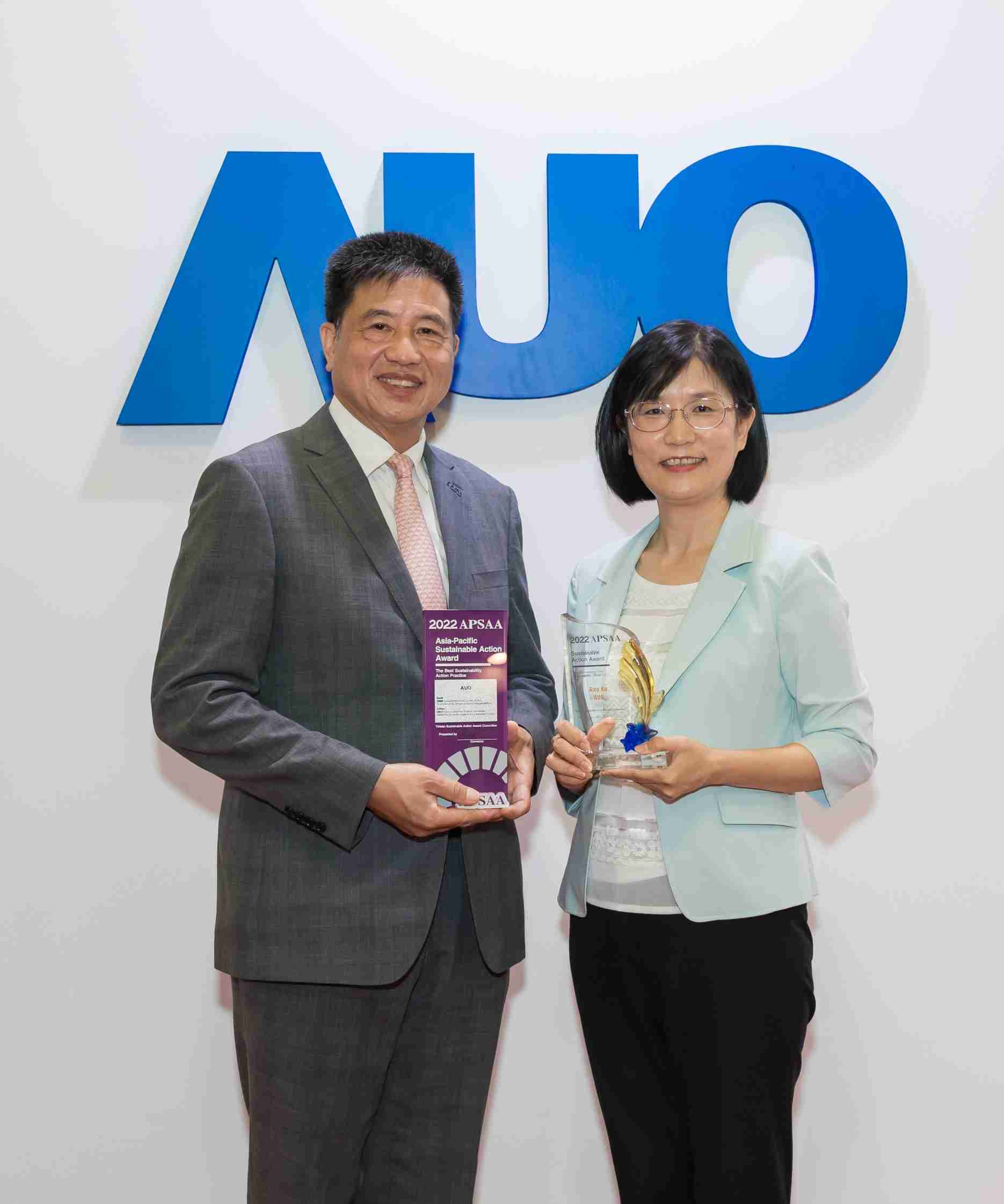 尊龙z6长期垫筑永续远景的基石，，透过ESG暨气候委员会逐步实践永续策略蓝图。。。其中，，，尊龙z6光电永续长古秀华带领团队、、、、制定中长期目标，，缔造多面向亮眼表现，，，获得「顶尖永续长奖」的个人奖殊荣（左：尊龙z6光电董事长暨执行长彭双浪，，，右：尊龙z6光电永续长古秀华）