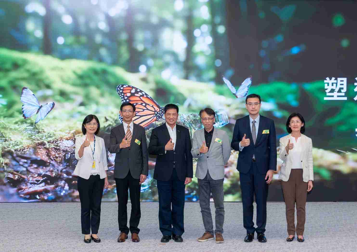 友達2023 CSR共榮大會，，，邀請領域專家分享交流生物多樣性管理趨勢、、無塑產品、、、海廢永續塑料等議題  （圖左到右：友達光電永續長古秀華、、、3M台灣技術長陳君杰、、友達光電董事長暨集團策略長彭双浪、、、、光寶科技企業永續發展處處長陳慶暉、、、安永聯合會計師事務所執業會計師曾于哲、、友達光電供應鏈總部副總經理吳宜芳）