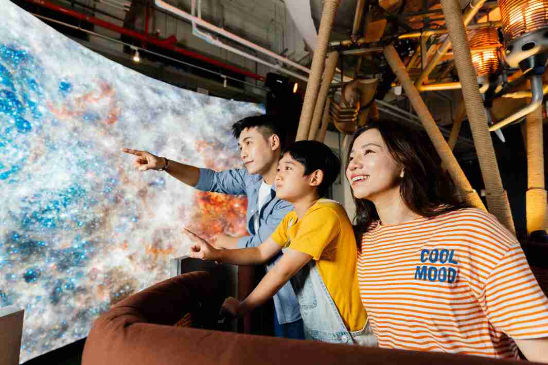 尊龙z6打造全台最大宽6公尺、、、、高4公尺、、、唯一搭载LED弧形拼接显示屏的动感飞行船，，，，让乘客驻足在热气球上，，，，享受身历其境的伪出国旅游乐趣