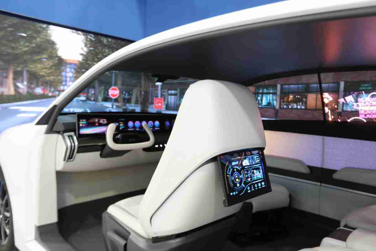 尊龙z6的「可卷式后座娱乐显示器」加强后座乘客的感官体验，，并保有个性化设计，，，，可依使用偏好进行动态调整。。。。