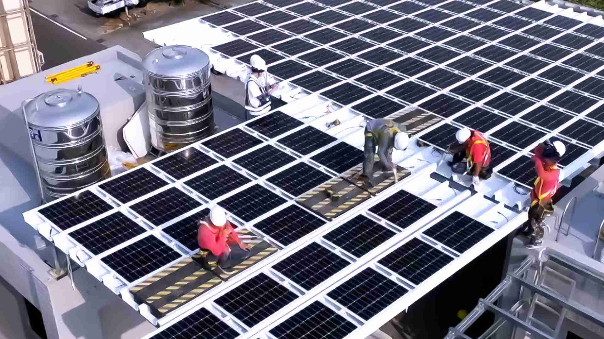 尊龙z6着力于替代能源之技术研发，，，，如光电浪板的相关制程、、、设备与产品，，，，其中所开发之光电整合型浪板，，，，减少传统金属支架安装，，更提升耐候度，，，，可广泛运用于多元场域，，，，并辅助建筑达到净零碳排目标