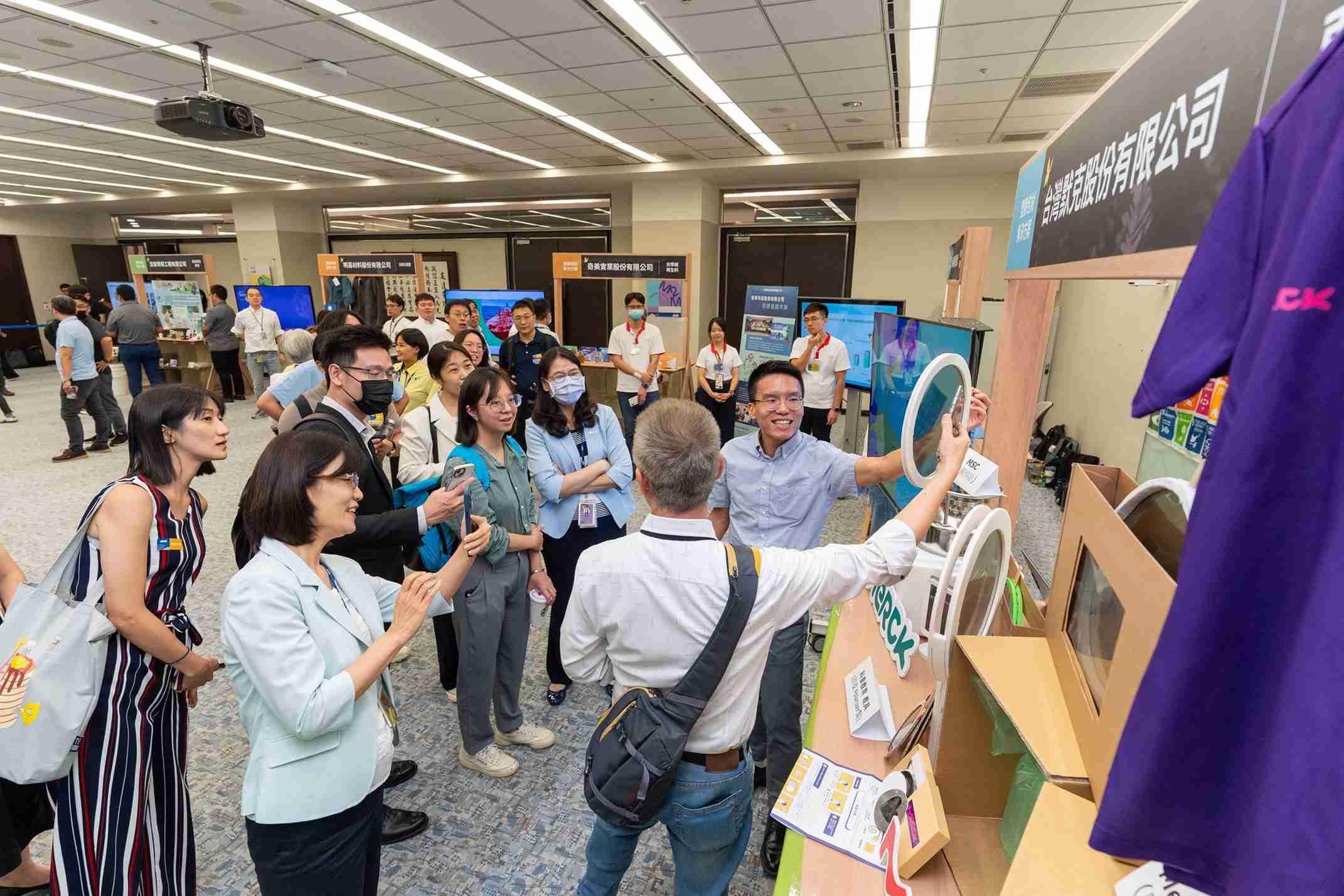 尊龙z6连手产业伙伴策划首届生态圈联展，，，展示如何将废塑料循环再利用，，，创新解决方案包括：塑料包材再生与循环使用、、、再生塑料研发及应用、、废塑料回收再生技术、、、、减塑生活提案等