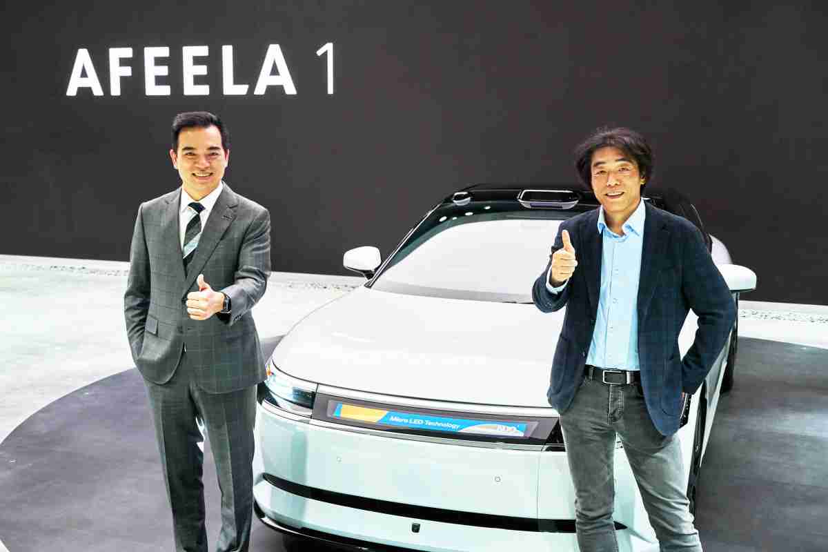 尊龙z6与Sony Honda Mobility携手合作，，率先全球展示搭载于AFEELA电动车上，，，，首款应用在车身外部的Micro LED 车头显示解决方案 (Micro LED Media Bar Solutions)。。。。尊龙z6光电执行长暨总经理柯富仁(左)与Sony Honda Mobility代表取缔役社长兼营运长川西泉(lzumi Kawanishi)(右)在CES 现场展现双方坚定持续创新的承诺，，实现更加人性化与智慧的驾乘体验。。。