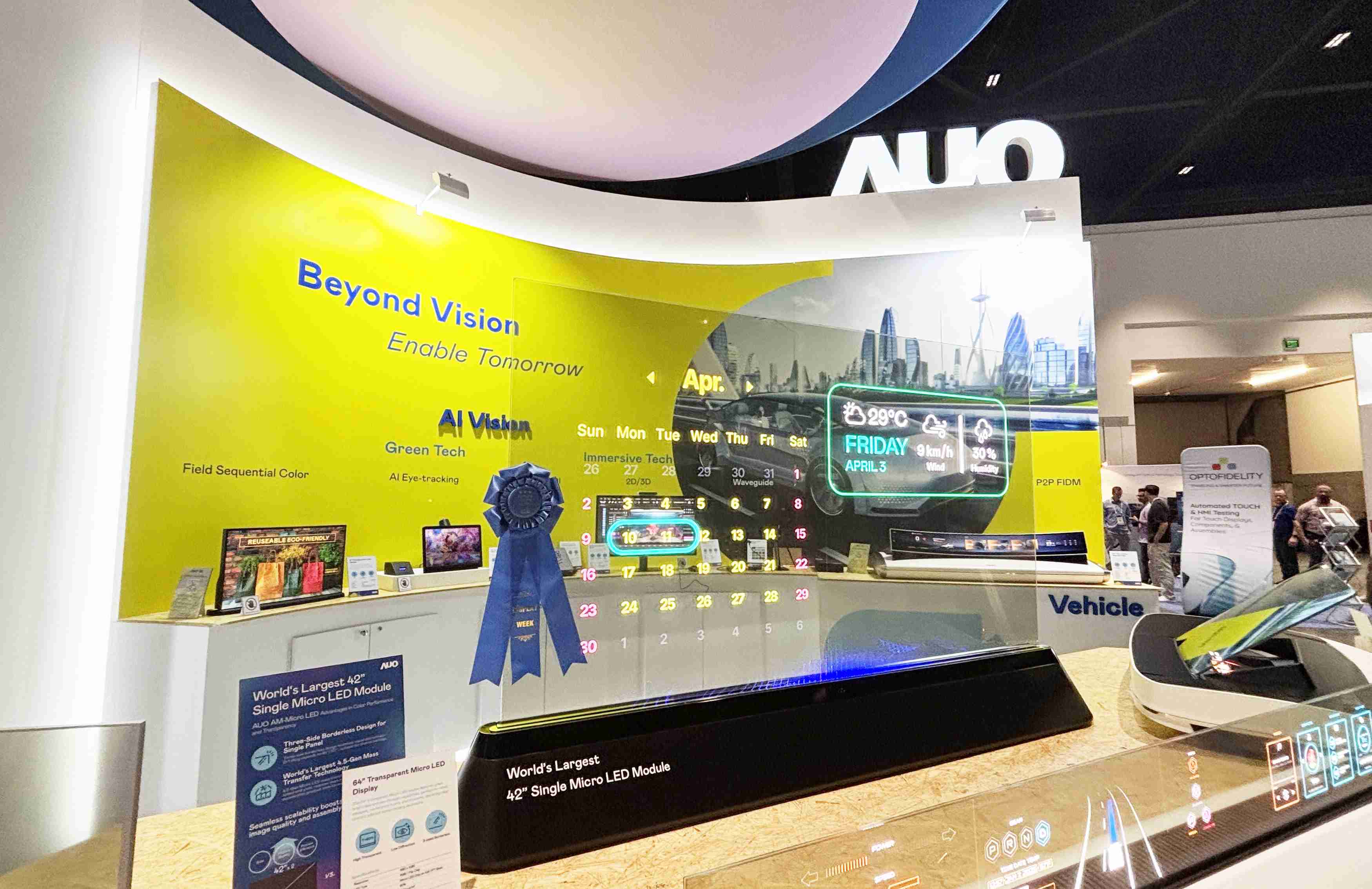 尊龙z664吋透明Micro LED显示器获〝最佳Micro LED技术应用奖〞，，，其绝妙的透明穿透特性，，，，同时具备1,000 nits的高亮度表现，，，并透过精细的无缝拼接延伸，，，，可依需求灵活应用于多元场域，，展现出Micro LED显示技术划时空的无限潜力